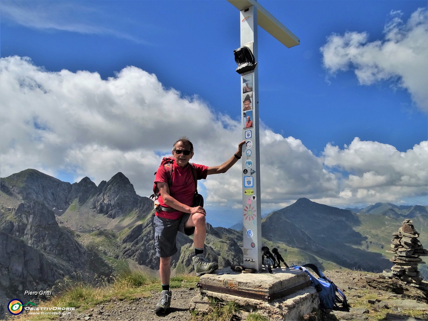 04 Alla croce di vetta di Cima Val Pianella (2349 m).JPG